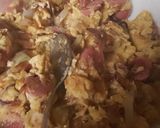 Foto del paso 4 de la receta: Huevo con salchichas y cebolla🧅