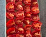 Une image de l'étape 1 de 🍅 Salade tomates, burrata, feta, basilic & oignons.