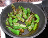 Foto del paso 3 de la receta: Pechuga de pato asada con pimientos del padrón, papa con salsa de carne guisantes y puré de manzana