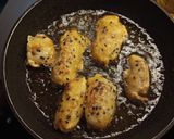 Foto langkah ke 4 dari resep Pisang Goreng Wijen Hitam.