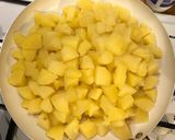 Hagymás - kolbászos - sajtos krumpli Mark módra recept fázis 1 fotója