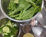 A picture of step 1 of Spinach juice for glowing skin.