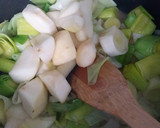 Foto del paso 2 de la receta: 🥣Crema de puerros y pera🍐