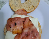 Foto del paso 2 de la receta: Bagel de bacon con queso
