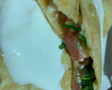 Foto del paso 3 de la receta: Tortilla media luna con tomate, aguacate, rúcula y queso. Topping de salsa de yogur