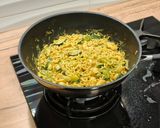 Foto del paso 7 de la receta: Wok de pasta fideuá con langostinos y calabacín en salsa de cacahuete
