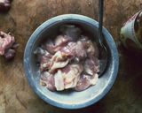 รูปขั้นตอนการทำที่ 3 ของ สะโพกไก่ย่างบ๊วยและใบชิโสะ