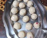 Foto del paso 2 de la receta: Trufas de polvorones y galletas rellenas de guindas