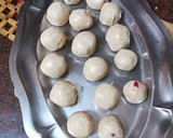 Foto del paso 2 de la receta: Trufas de polvorones y galletas rellenas de guindas