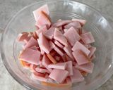 A picture of step 4 of Hawaiian Pizza.