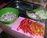 Foto langkah ke 2 dari resep Cumi asin manis pedas cabe merah.
