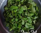 A picture of step 1 of Pudina Anardana Chutney/Mint and Dried Pomegranate Chutney.