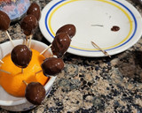 Foto del paso 3 de la receta: Chupa-chups de uvas bañadas de chocolate