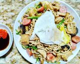 Hình bước làm 4 của món Mì trộn nấm đùi gà, xúc xích.