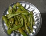 મરચાં અને બટાકા ના ભજીયા (Marcha Bataka Bhajiya Recipe In Gujarati) રેસીપી સ્ટેપ2ફોટો