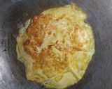 Foto langkah ke 3 dari resep Telur Dadar Bawang.