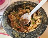 รูปขั้นตอนการทำที่ 2 ของ ผักบุ้งผัดกะปิใส่หมูสับ