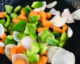 સ્ટર ફ્રાય વેજીટેબલ (Stir Fry Vegetable Recipe In Gujarati) રેસીપી સ્ટેપ2ફોટો