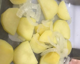 Foto del paso 2 de la receta: Lubina a la plancha con refrito de ajos, patatas panaderas y lechugas variadas