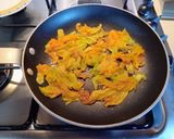Foto del passaggio 1 della ricetta Gnocchetti verdi con crema di fiori di zucca zucchine e prosciutto crudo croccante