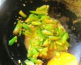 รูปขั้นตอนการทำที่ 3 ของ บวบเหลี่ยมผัดไข่