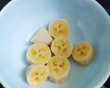 A picture of step 1 of Dates and banana shake.