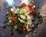 Une image de l'étape 3 de Tomates roses farcies ricotta,jambon blanc et oignon nouveau au citron caviar.