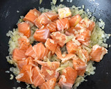 Foto del paso 5 de la receta: Pasta “Nero dí sepia” con Salmon y Gambas