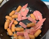 รูปขั้นตอนการทำที่ 2 ของ ไส้กรอกผัดซอส 🌭