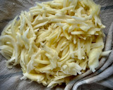 Foto del paso 1 de la receta: Gofre de patata y queso con salmón marinado casero y huevo poché