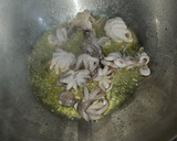 Foto del paso 2 de la receta: Arroz meloso de pulpitos, gambas langostineras y rovellones