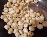 रोस्टेड मखाने (Roasted Makhane recipe in Hindi) रेसिपी चरण 3 फोटो