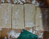 Foto del paso 3 de la receta: CUADRADOS🧇De Hojaldre, Rellenos con Crema🍦Pastelera...!🌺