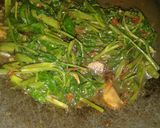 Foto langkah ke 5 dari resep Tumis Kangkung Kecap.