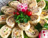Sajttekercs sonkával, sajtos tojáskrémmel és zöldséggel töltve recept fázis 7 fotója