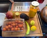 Foto del paso 7 de la receta: Guiso de carne con papas fritas y ensalada palta, mango y tomate
