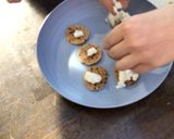 A picture of step 4 of Goat cheese & jam crackers.