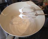 A picture of step 4 of Strawberry pavlova.