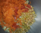 Foto del paso 3 de la receta: Ensalada de garbanzos con pasta de piñón
