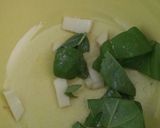 Foto del paso 1 de la receta: Ensalada de tomate, pimientos asados, cebolla y aceitunas