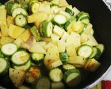 Foto del passaggio 1 della ricetta Cappuccino di crema di zucchine con crema di formaggio e gamberi