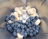 Une image de l'étape 1 de Sorbet banane myrtille vegan.