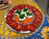Une image de l'étape 10 de Salade de carottes, tomates et oignon rouge à la burrata et persil.