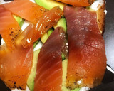 Foto del paso 2 de la receta: Tosta de aguacate con salmón y huevo frito