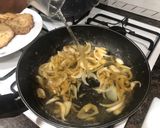 Foto del paso 3 de la receta: Lomo en salsa de cebolla con tiras de piquillo