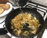 Foto del paso 3 de la receta: Lomo en salsa de cebolla con tiras de piquillo