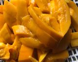 Gambar langkah 1 resipi Mango Shake.