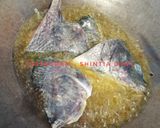 Foto langkah ke 3 dari resep Pindang kepala ikan nila goreng.