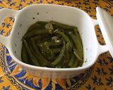 Une image de l'étape 6 de Piments verts indiens confits à l'ail, herbes et citron.