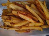 Milanesas fritas acompañadas de papas rústicas al horno